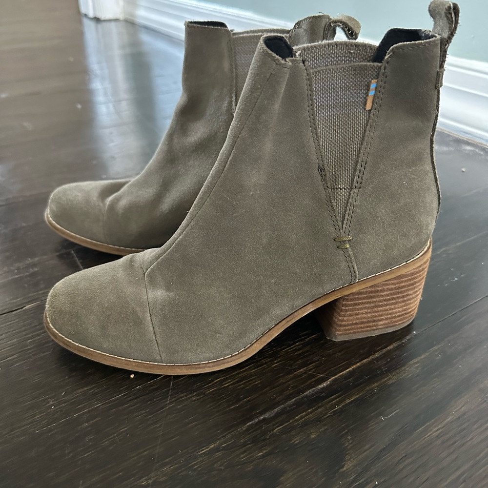 Toms leather booties - like new Grn 8.5